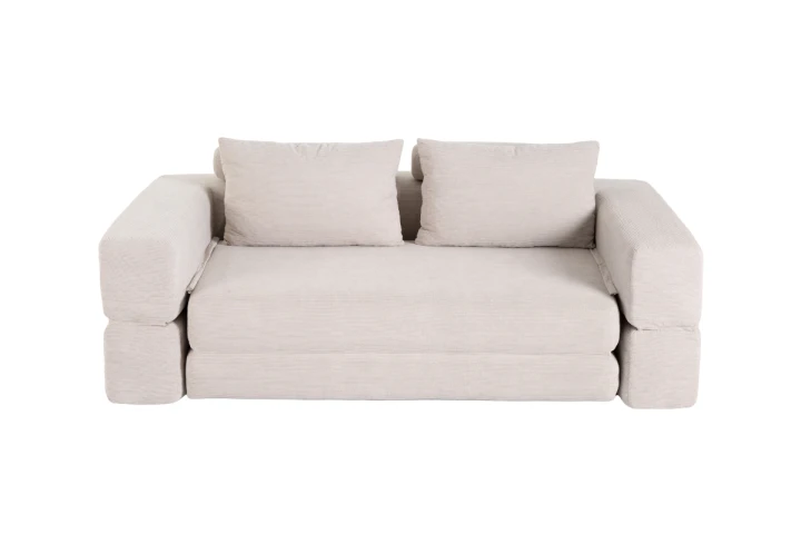 Beżowa sofa rozkładana PUFLO z poduszkami.png