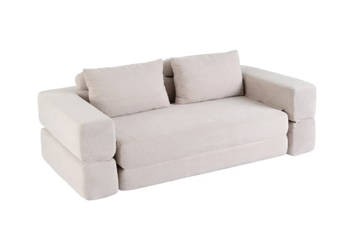 Sofa PUFLO Velvet beżowa w ustawieniu salonowym.png
